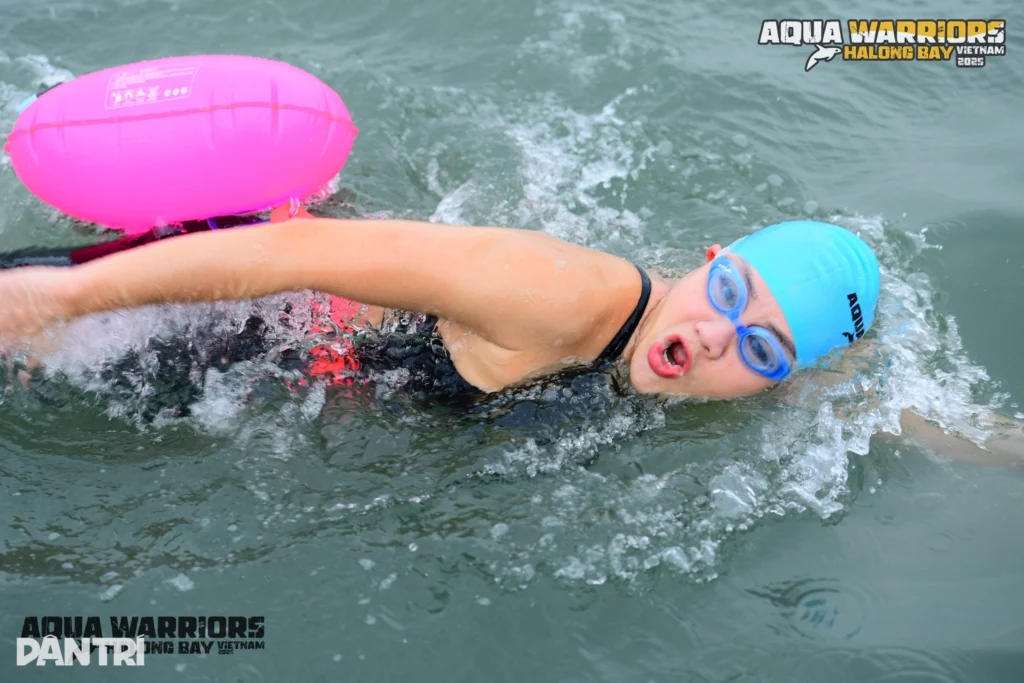 Nữ VĐV xinh đẹp hướng dẫn kỹ năng bơi biển ở giải Aqua Warriors Quảng Trị